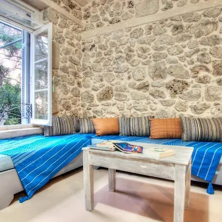 Black Olive Paramonas